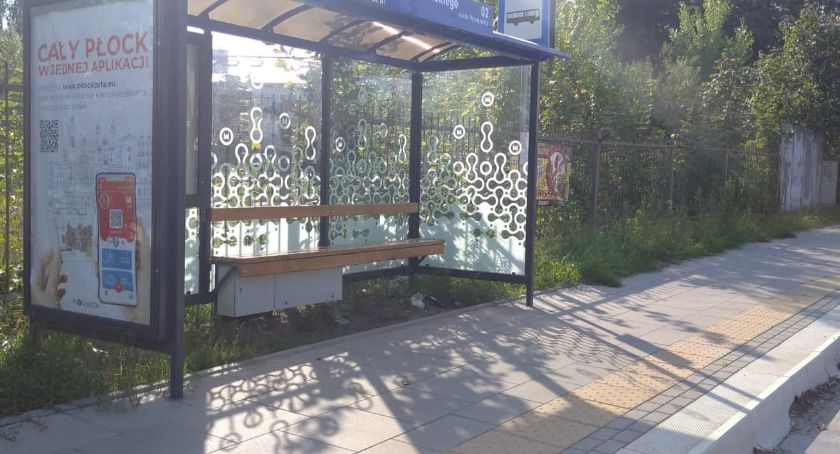 Czy przystanek przy ul. Padlewskiego jest już skończony? Pasażerowie czekają w błocie