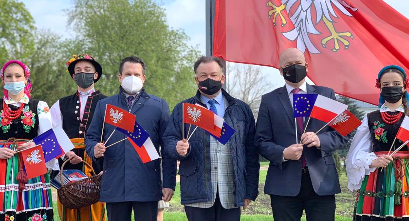 Jednym z symboli Mazowsza jest Flaga Województwa Mazowieckiego. W Płocku wspólnie wywiesili ją: marszałek Adam Struzik, wiceprzewodniczący Sejmiku Województwa Mazowieckiego Adam Orliński oraz prezydent Płocka Andrzej Nowakowski (fot. arch. UMWM)