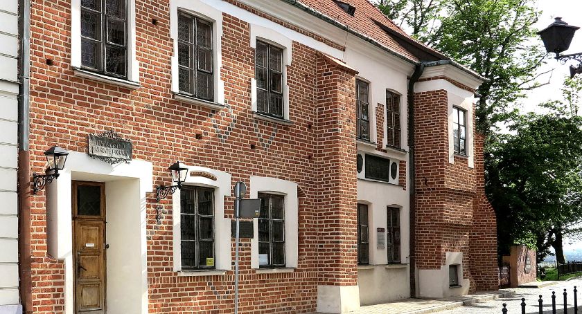 Prace konserwatorskie przy wymianie stolarki okiennej i drzwiowej w XV-wiecznej kanonii, obecnej siedzibie Towarzystwa Naukowego Płockiego będą możliwe dzięki wsparciu Mazowsza. Samorząd województwa przeznaczył na ten cel 140 tys. zł 