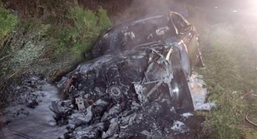 Płonące BMW. W nocy na wiejskiej drodze...
