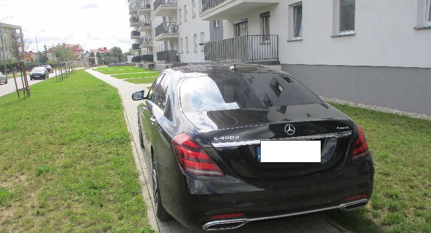 Nie zaparkowali chyba tylko na dachu! Mistrzowie parkowania przyłapani na gorącym uczynku [FOTO]