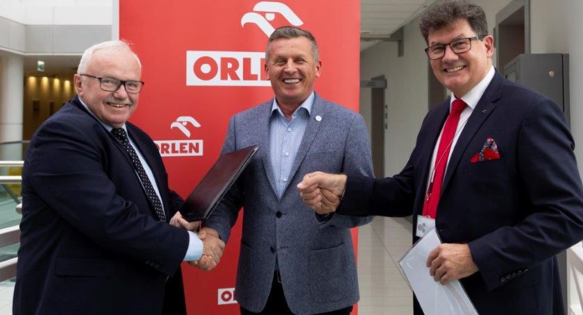  Od lewej: Józef Węgrecki - Członek Zarządu ds. Operacyjnych PKN ORLEN, Andrzej Wiśniewski - Prezes Zarządu Wodociągi Płockie Sp. z o.o., Andrzej Wachowski - Dyrektor Biura Gospodarki Wodno-Ściekowej PKN ORLEN