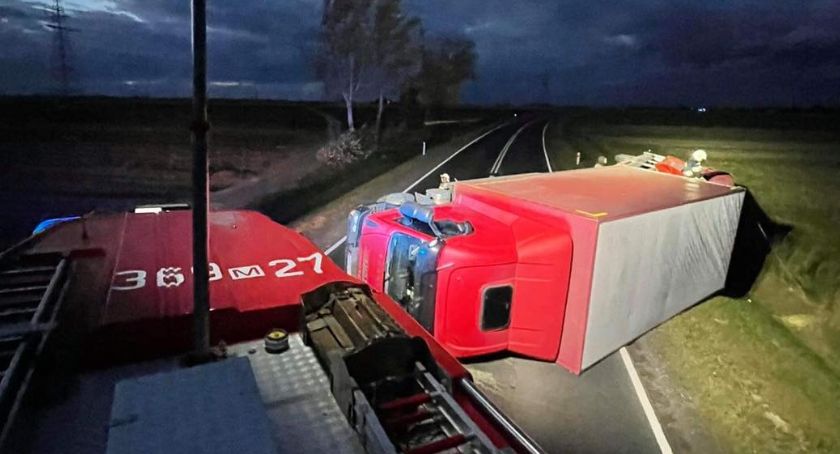 Przewrócona ciężarówka zatarasowała drogę. Wiatr ostro wieje też w Wyszogrodzie