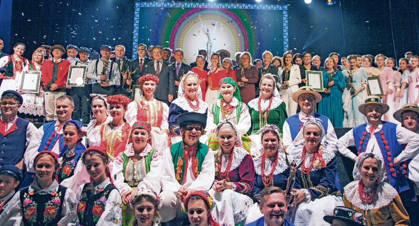 Laureaci XXI i XXII edycji Nagrody Marszałka Województwa Mazowieckiego z marszałkiem Adamem Struzikiem podczas gali w Powiatowym Centrum Kultury w Ciechanowie  