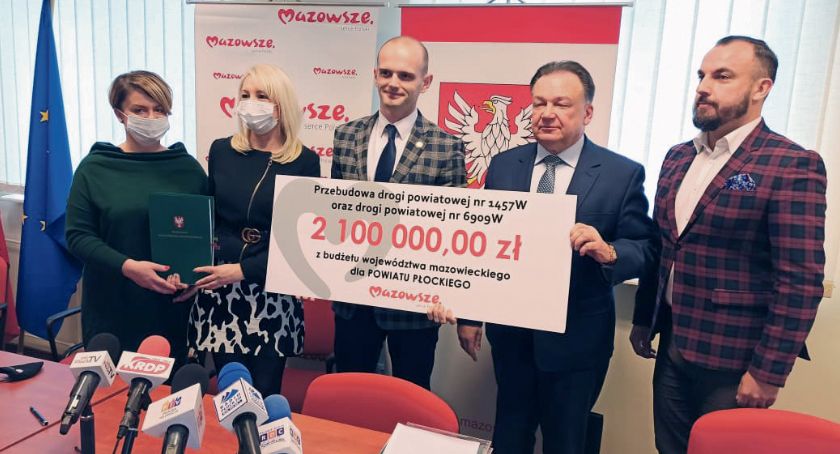  2,1 mln zł to wsparcie samorządu Mazowsza dla powiatu płockiego na przebudowę dróg powiatowych. Umowę podpisali marszałek Adam Struzik i starosta płocki Sylwester Ziemkiewicz (fot. arch. UMWM)