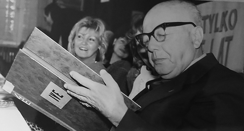 Wychowawca klasy IV E prof. Zdzisław Kowalczyk i Joanna Celmer podczas zjazdu w 1988 r.