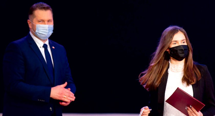 Julia Murawska i Przemysław Czarnek podczas uroczystości wręczenia nagród w KPRM