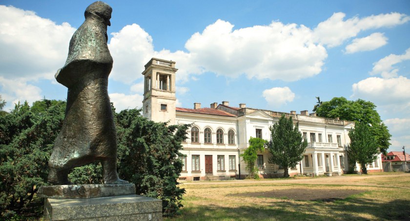 XIX-wieczny dworek w Sannikach i pomnik F. Chopina. Fot. Archiwum UMWM