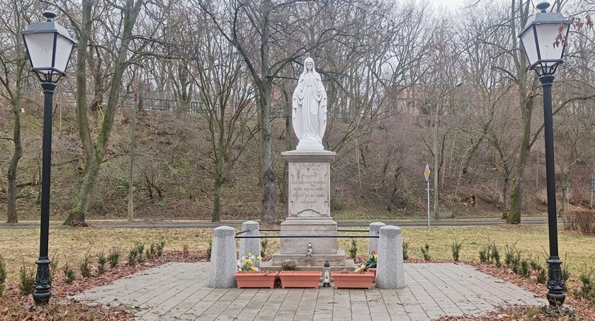 Figura Matki Boskiej, wzniesiona w XIX w. przez Górnickich, 
powrócła na Mostową