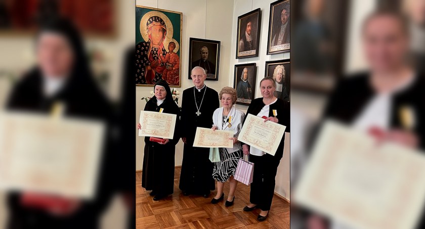 Bp Piotr Libera wręczył odznaczenia papieskie w opactwie 
benedyktyńskim. Płocczanka Teresa Krowicka druga od prawej