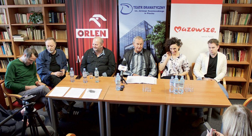 Konferencja prasowa w teatrze. Od lewej: Mariusz Pogonowski, Marek Walczak, Krzysztof Misiak, Marek Mokrowiecki, Sylwia Krawiec, Adam Gradowski