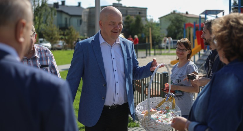 Prezydent Płocka Andrzej Nowakowski podczas otwarcia skweru na osiedlu Wyszogrodzka