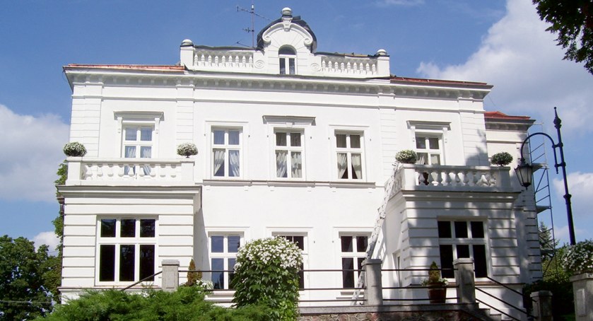 Dwór Lutosławskich, w którym mieści się obecnie siedziba Muzeum Przyrody