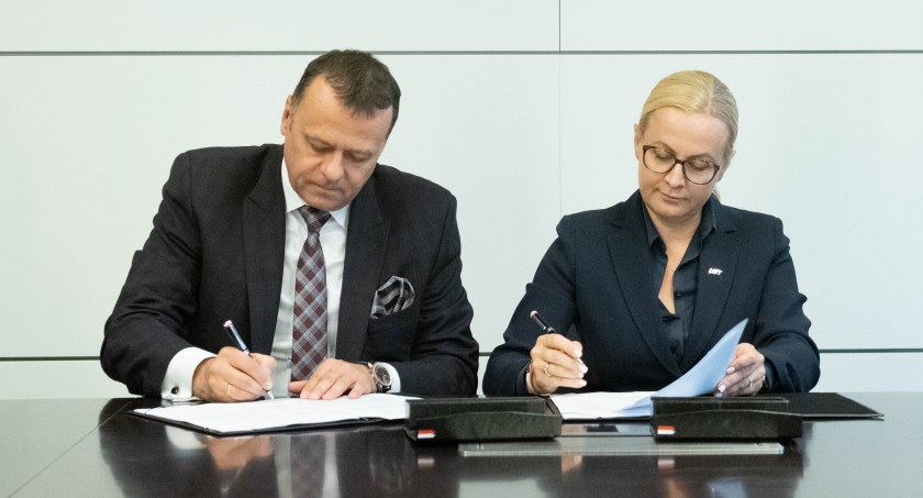 Moment podpisania umowy na dostarczanie nowego paliwa do samolotów spółki LOT