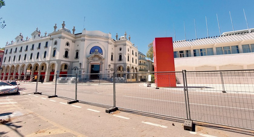 Pałac festiwalowy przygotowuje się na przyjęcie gwiazd