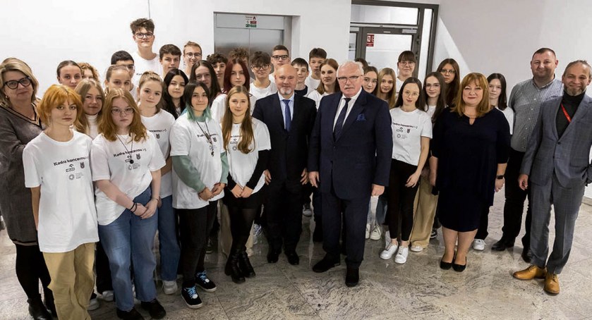 Podczas wizyty w CBR uczniowie Małachowianki zwiedzili zaplecze badawczo-testowe i poszczególne laboratoria CBR w tym Halę Odwzorowań i Pilotaży