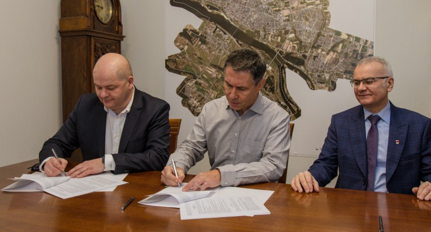 Na zdjęciu od lewej: Prezydent Płocka Andrzej Nowakowski, Mariusz Andler (projektant-koordynator ze spółki MBZ Andler Tomczak) i przewodniczący Rady Miasta Artur Jaroszewski 