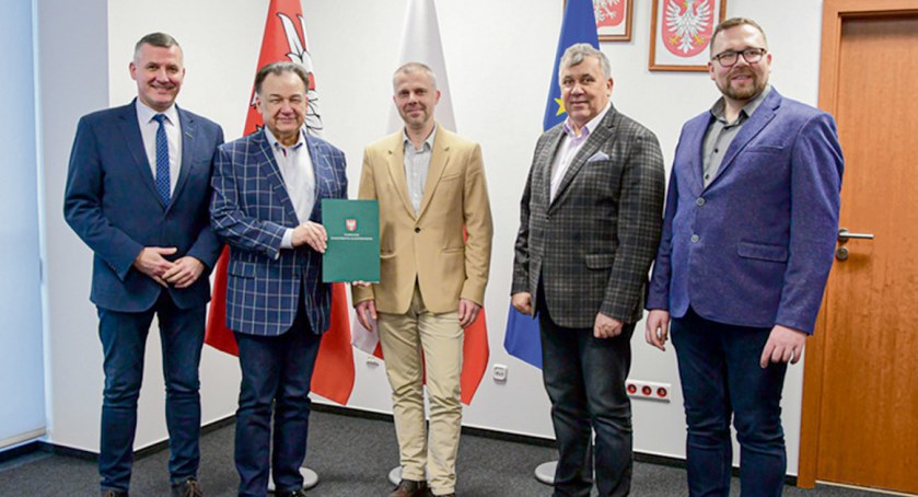 Uroczyste przekazanie aktu notarialnego
