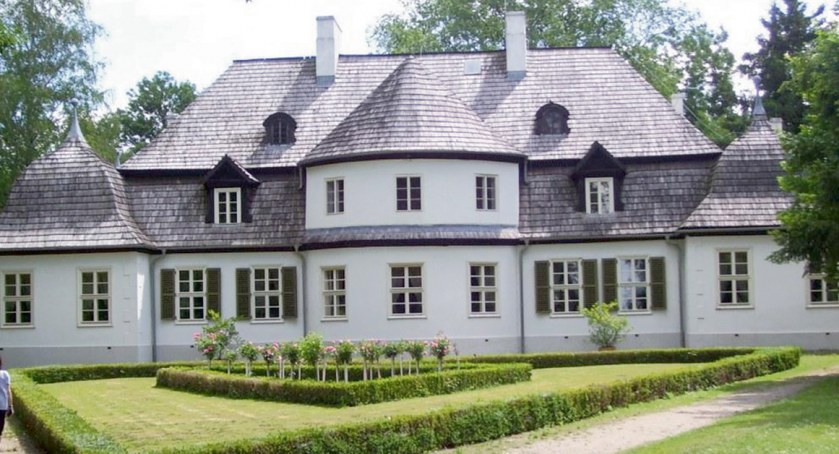 Ziemiańska rezydencja w Koszutach od strony frontu, z przodu gazon w kształcie serca