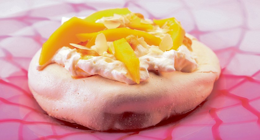 Pavlova z mango, marakują i jogurtowym kremem