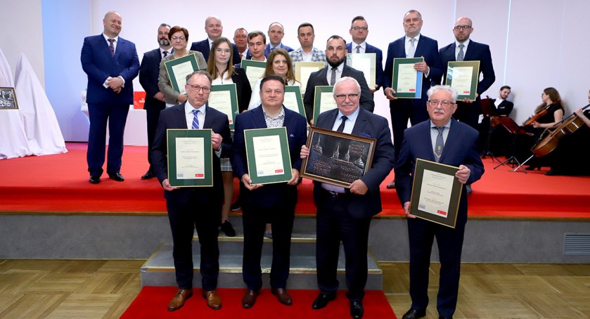 Zeszłoroczni nominowani w kategorii „Inicjatywy społeczne i gospodarcze” podczas uroczystej gali