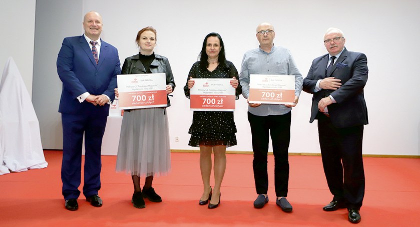 Główne nagrody dla głosujących w Plebiscycie czytelników to bony paliwowe, każdy o wartości 700 zł.  Podczas ubiegłorocznej Gali wręczał je Józef Węgrecki (pierwszy z prawej) - członek zarządu PKN ORLEN ds. Operacyjnych oraz Tomasz Szatkowski (pierwszy z lewej) - redaktor naczelny Tygodnika Płockieg