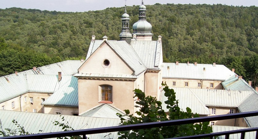 Zabudowania małej klauzury widoczne z tarasu widokowego