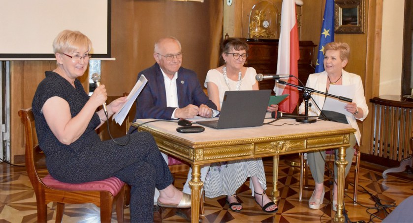 Podczas sesji wiersze Fredry czytali: dr Elżbieta Gozdowska, prezes TNP prof. Zbigniew Kruszewski,  dr Maria Chmielewska, dr hab. Małgorzata Kamińska z Sekcji Pedagogicznej TNP