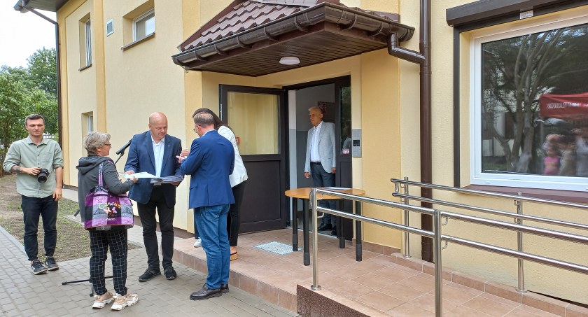 Prezydent Płocka Andrzej Nowakowski przy bloku na osiedlu Miodowa Jar 