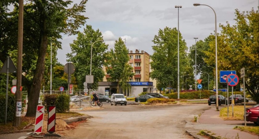 ykonawca wrócił dziś na ulicę Na Skarpie i zajmie się wykonaniem sieci wodociągowej, kanalizacji deszczowej, sanitarnej oraz oświetlenia 