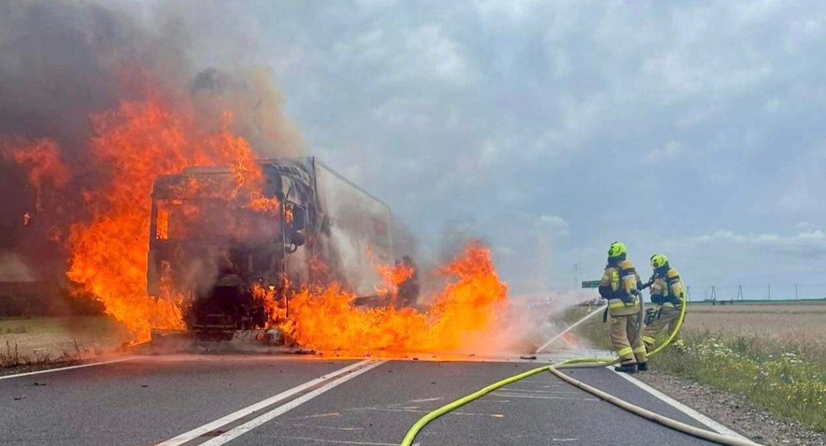 a DK-50 w okolicy Rębowa (gm. Wyszogród) zapalił się samochód ciężarowy