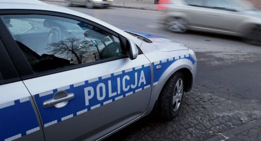 Kierujący volkswagenem podczas cofania uderzył w pieszą tuż po godz. 9 rano na targowisku miejskim przy ul. Rembielińskiego.
