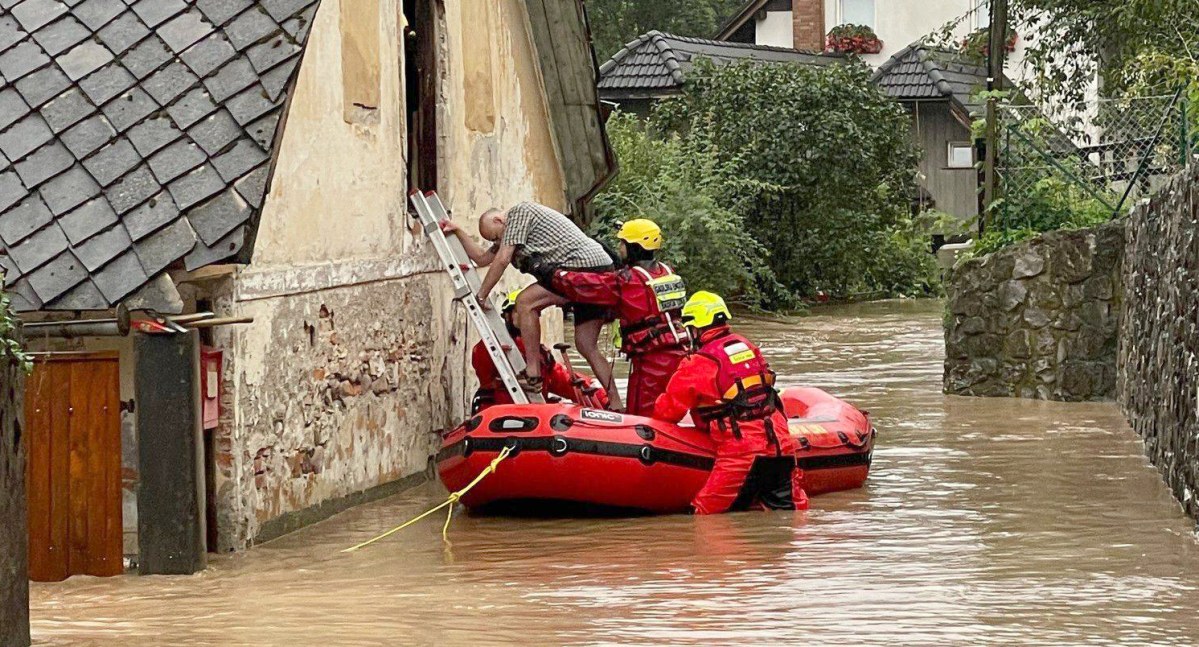 Strażacy ochotnicy z PGD Škofja Loka podczas akcji ratunkowej