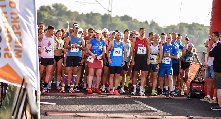 Półmaraton Dwóch Mostów - rekordowa liczba zawodników na 12. edycji. Ponad 100  zdjęć z biegu