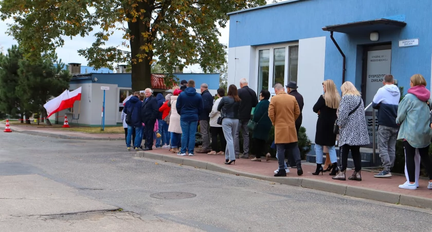 Frekwencja w kraju w wyborach do Sejmu i Senatu wyniosła 72,9 proc. To rekord.  Według pierwszych sondażowych wyników exit poll IPSOS, wybory parlamentarne 2023 wygrywa Prawo i Sprawiedliwość. Partia zdobyła 36,8 proc. poparcia. To oznacza również 200 mandatów.  