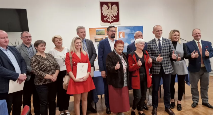 Podpisanie umów na wykonanie inwestycji drogowych na terenie gminy Drobin