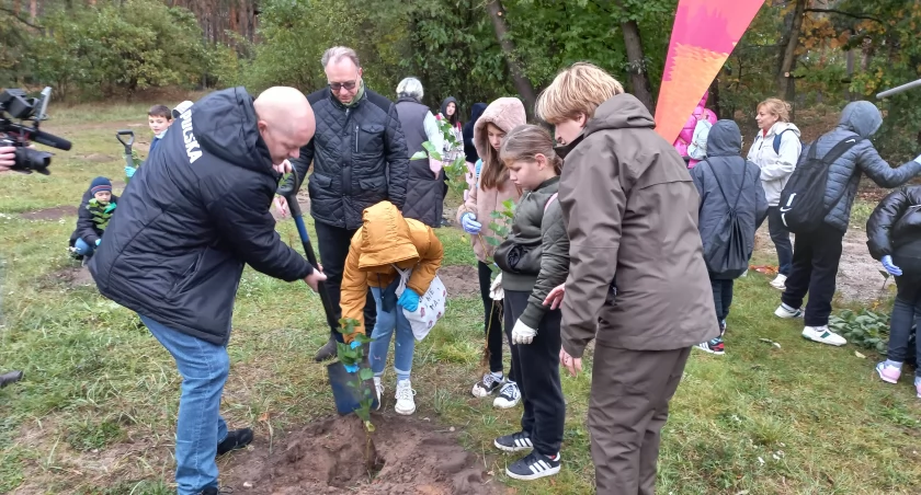 150 lip, 20 śliw i 9 grusz posadzili dziś (piątek, 20 października) przy ulicy Mazowieckiej uczniowie klasy Va ze Szkoły Podstawowej nr 1 im. Braci Jeziorowskich.