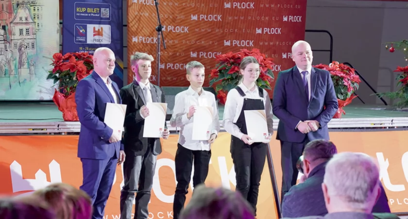 Prezydent Andrzej Nowakowski nagradza sportowców za wyniki w 2022 roku