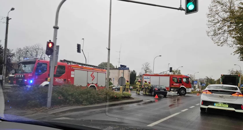 Zderzenie samochodów na skrzyżowaniu ul. Dobrzyńska i Mościckiego 