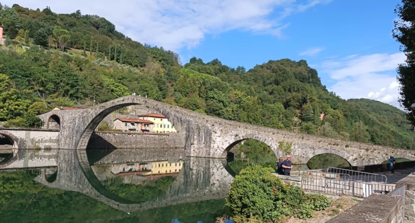 Most w Borgo a Mozzano. Nie zmogły go moce diabelskie, nie dali rady Niemcy, którzy próbowali go wysadzić podczas II wojny światowej. Widać czuwała nad nim Opatrzność...