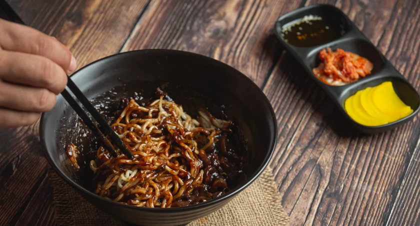 Koreański makaron jajangmyeon 