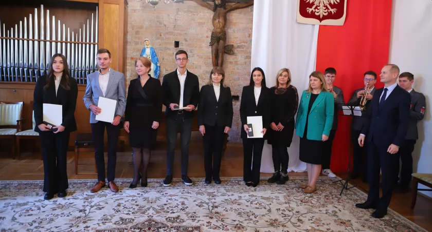 Najlepsi uczniowie ze szkół ponadpodstawowych w Płocku, Sierpcu, Gostyninie i Wyszogrodzie odebrali stypendia Prezesa Rady Ministrów.
