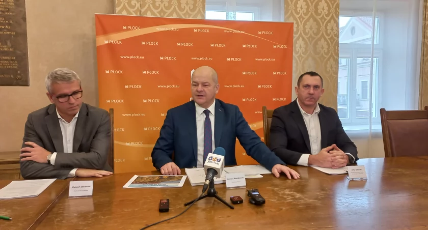 Prezydent Płocka Andrzej Nowakowski (w środku), zastępca prezydenta Artur Zieliński oraz skarbnik Wojciech Ostrowski 