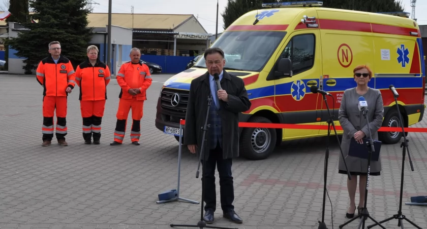 W maju br. płocka stacja pogotowia otrzymała od samorządu województwa mazowieckiego specjalistyczną karetkę typu „N” do transportu noworodków. A już na początku grudnia br. placówka otrzyma trzy nowe ambulanse 