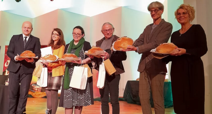 Prezydent Andrzej Nowakowski z laureatami i jurorami konkursu