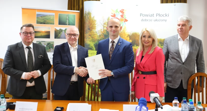 Właśnie podpisano umowę na realizację kolejnej inwestycji drogowej na terenie powiatu płockiego. Chodzi o odcinek o długości 2 700 m drogi Szczawin Kościelny-Smolenta-Korzeń. 