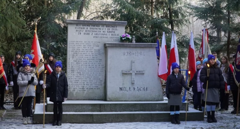 Przed pomnikiem w Woli Łąckiej złożono kwiaty i wieńce