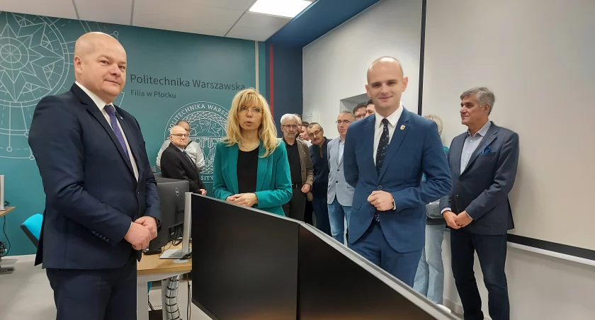 Koszt uruchomienia pracowni mieszczącej się w gmachu Mechaniki przy Al. Jachowicza 2 w Płocku, to kwota 600 tysięcy złotych. Przygotowano 20 stanowisk