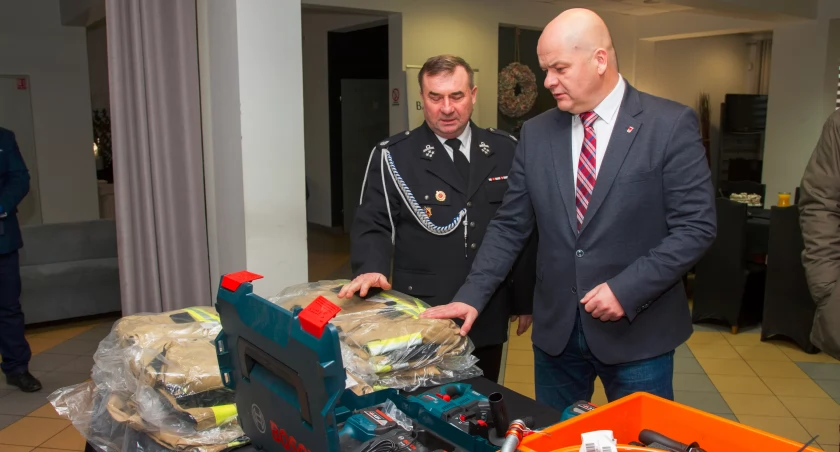 Prezydent Płocka Andrzej Nowakowski podczas przekazania sprzętu strażackiego