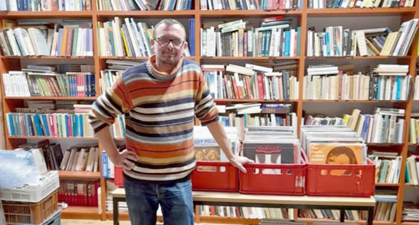 Adam Kotkiewicz w swoim antykwariacie